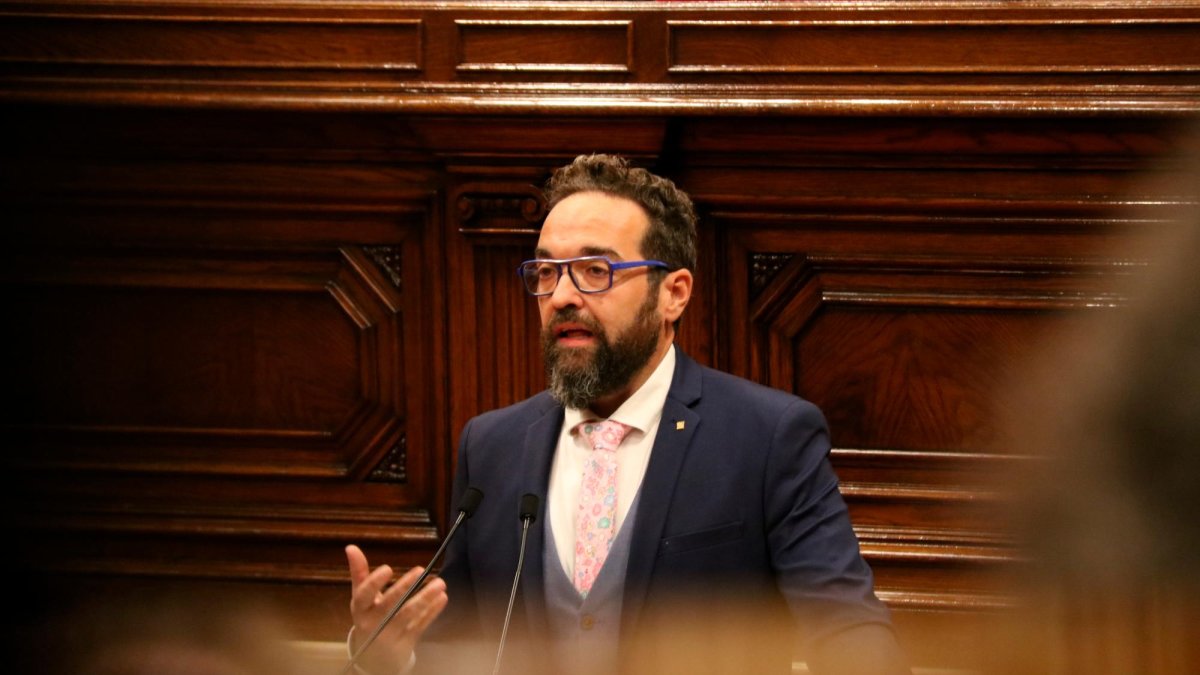 El conseller de Territori, Juli Fernández, al ple del Parlament.