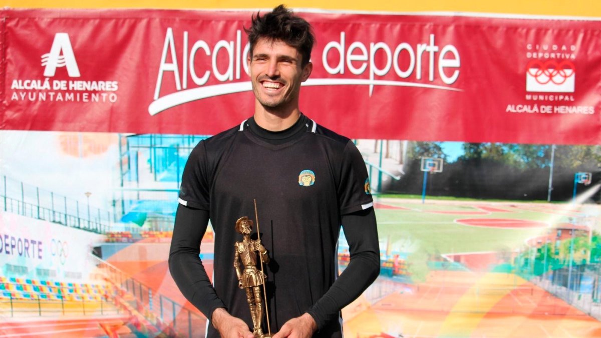 David Jordà, con el trofeo de campeón del torneo M15 de Madrid.