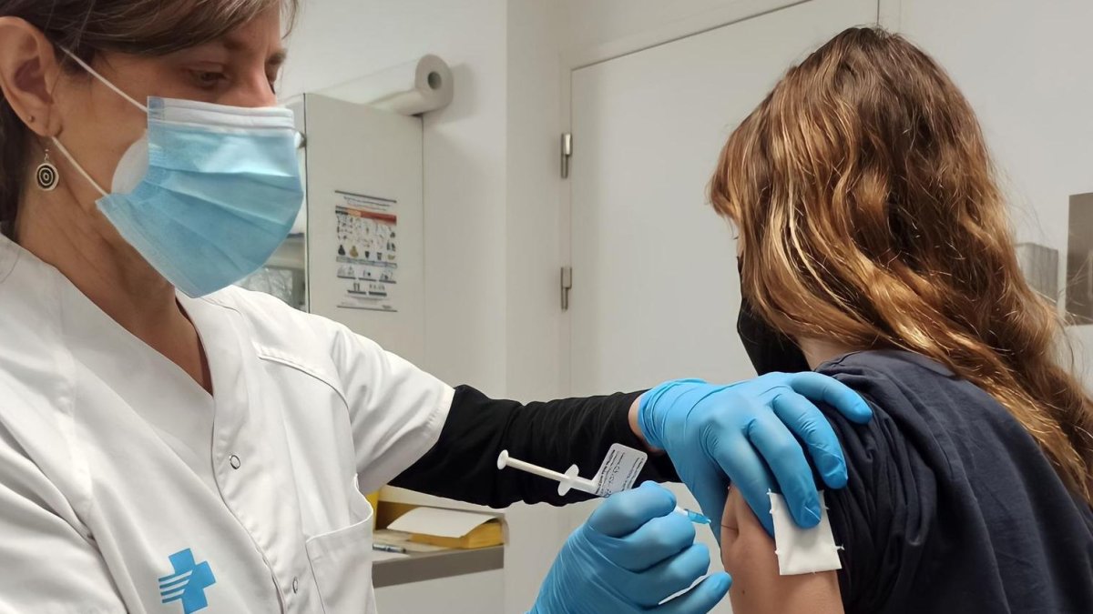 Inoculación de la vacuna de Hipra a una voluntaria.