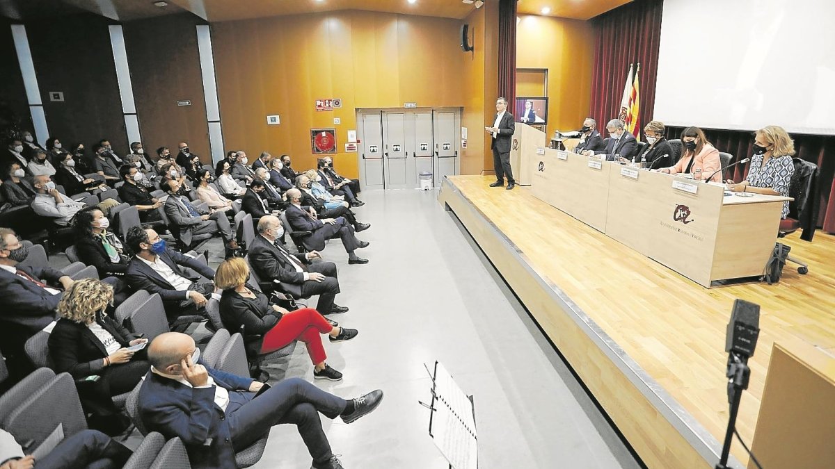 Este año, aunque pudo asistir público, el acto de inauguración del curso también pudo seguirse por streaming.
