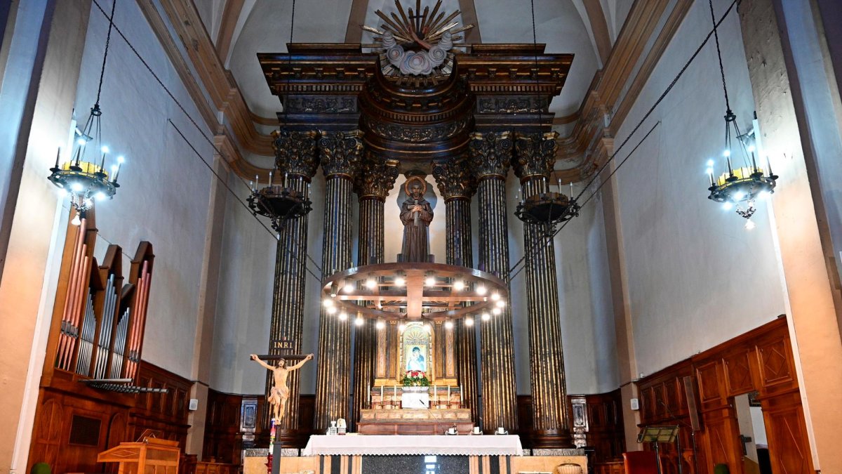 L’interior de l’església de Sant Francesc de Reus celebra avui el seu aniversari.