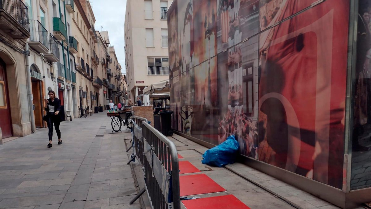 Bolsas con desechos fuera de su sitio.