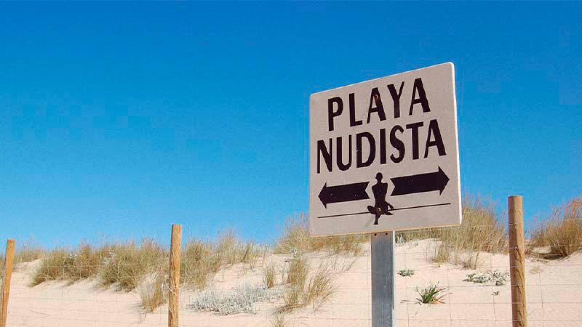 El Vendrell desaconseja el nudismo en sus playas para evitar los mirones