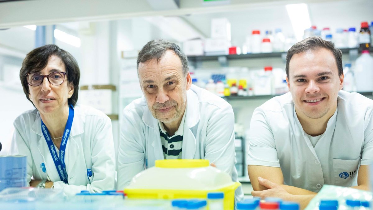 La Dra. Ana Megía, el Dr. Joan Josep Vendrell y el investigador, Sergiy Klid.