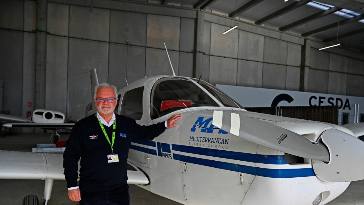 Enric Morralla con la aeronave adquirida recientemente.
