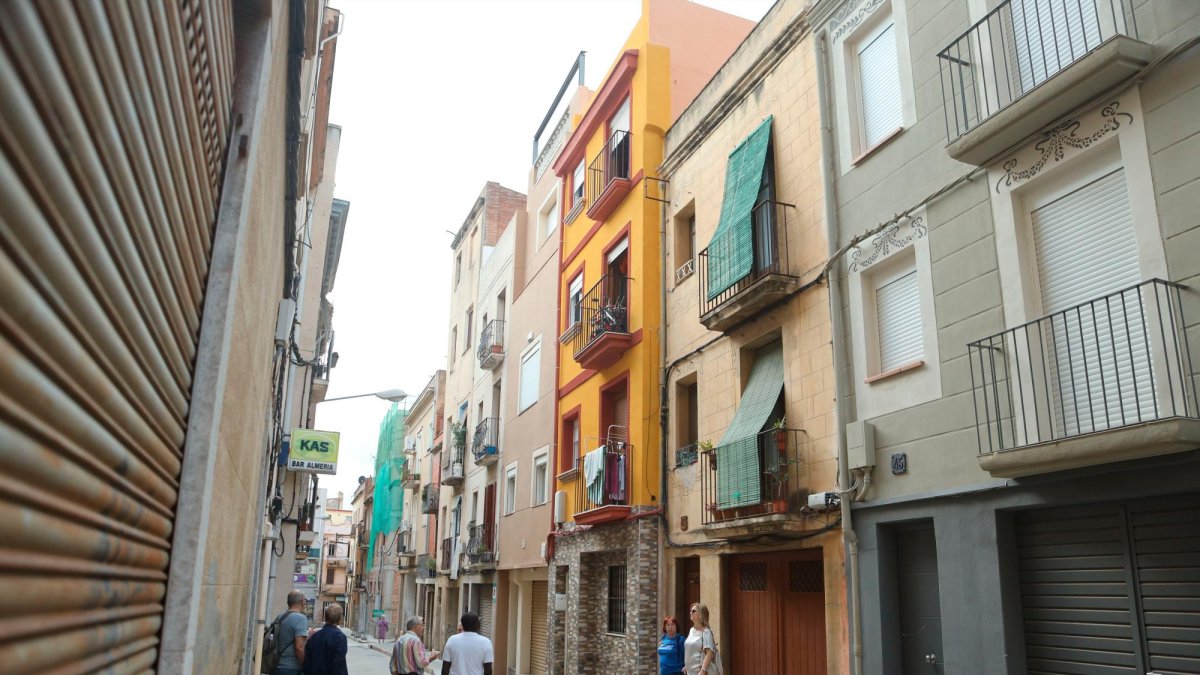 A la derecha de la imagen, algunas viviendas reformadas en la calle Baix del Carme.