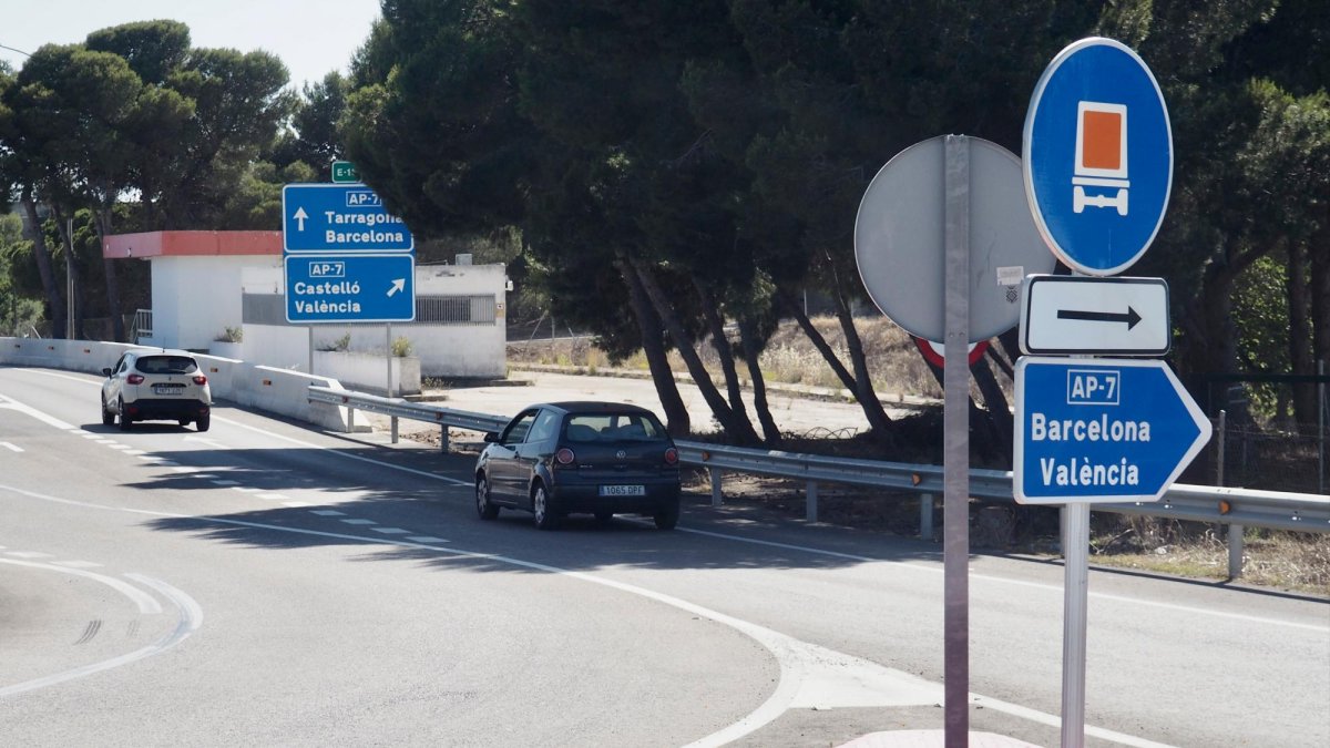 Acceso a la AP-7 desde la población de L’Ametlla de Mar.
