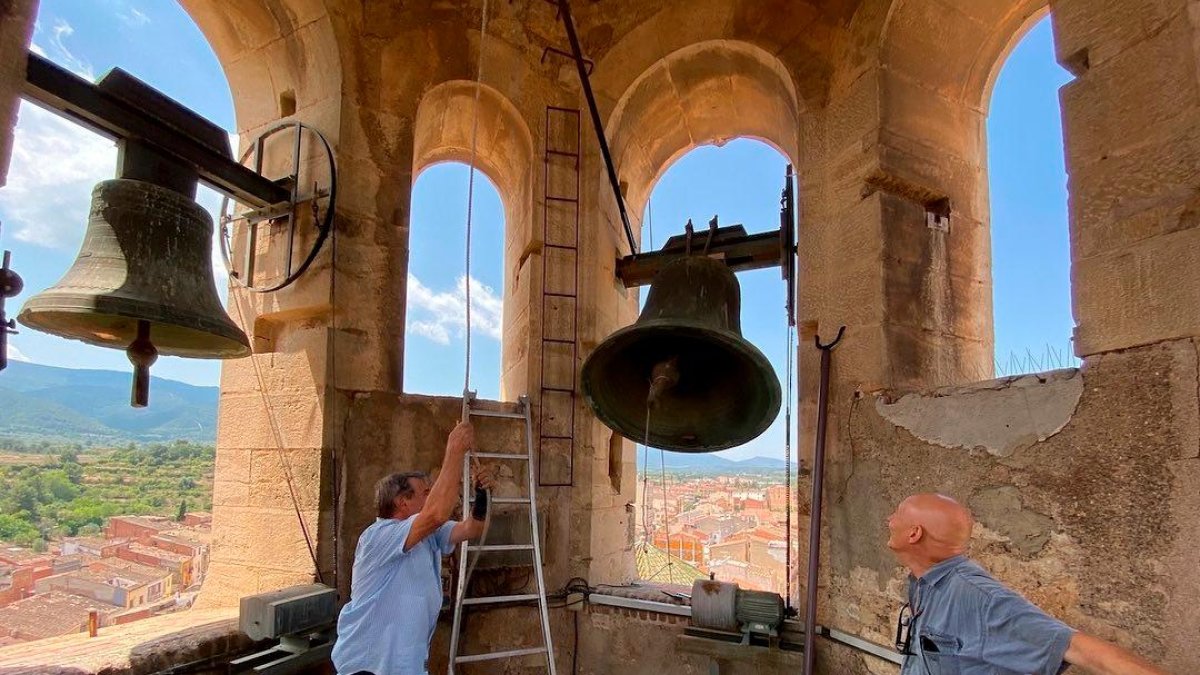 Un moment del toc de les campanes de l’església de l’Espluga de Francolí.