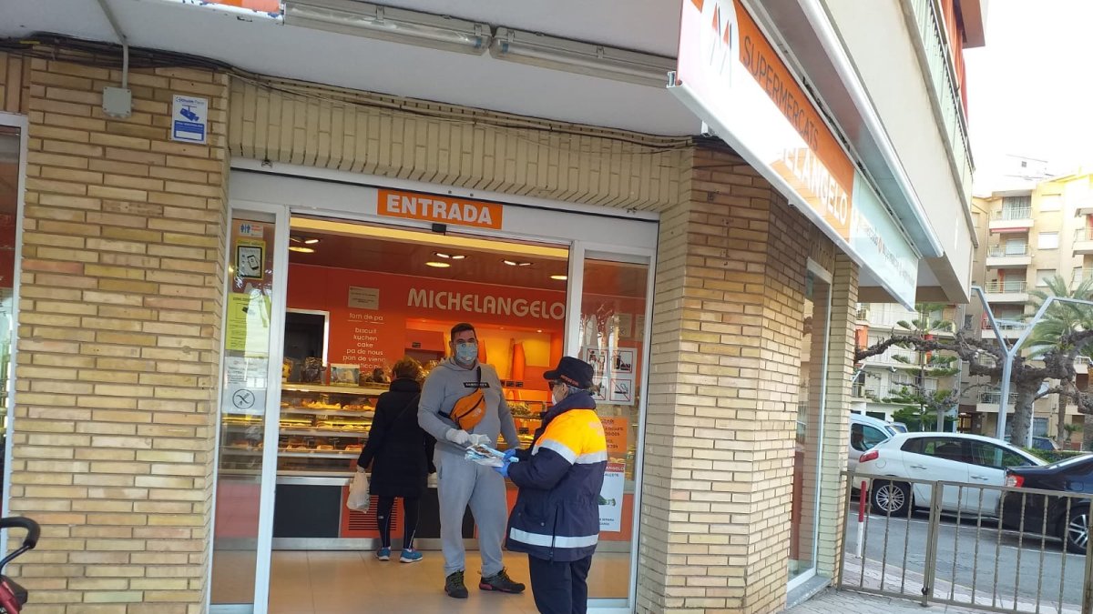 Reparto de mascarillas en las tiendas y supermercados.