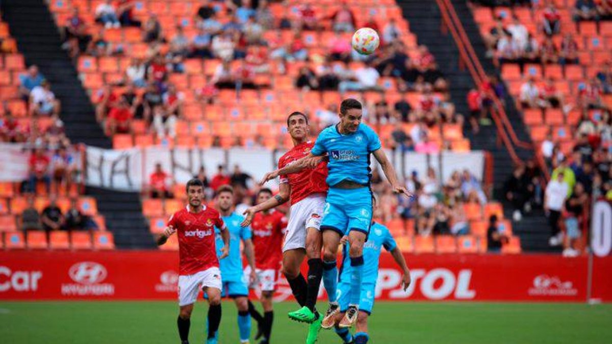 Pablo Fernández pelea por el cuero en el Nou Estadi frente al Numancia.