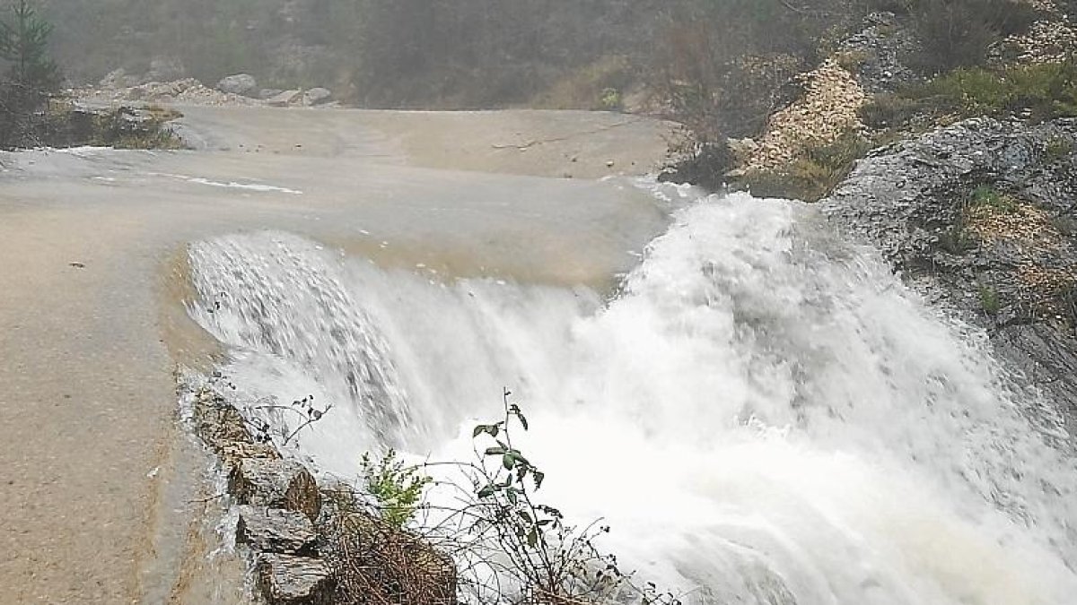 Imagen de la gran bajada de agua registrada en Els Ports, en Terres de l'Ebre, tras las lluvias de ayer.