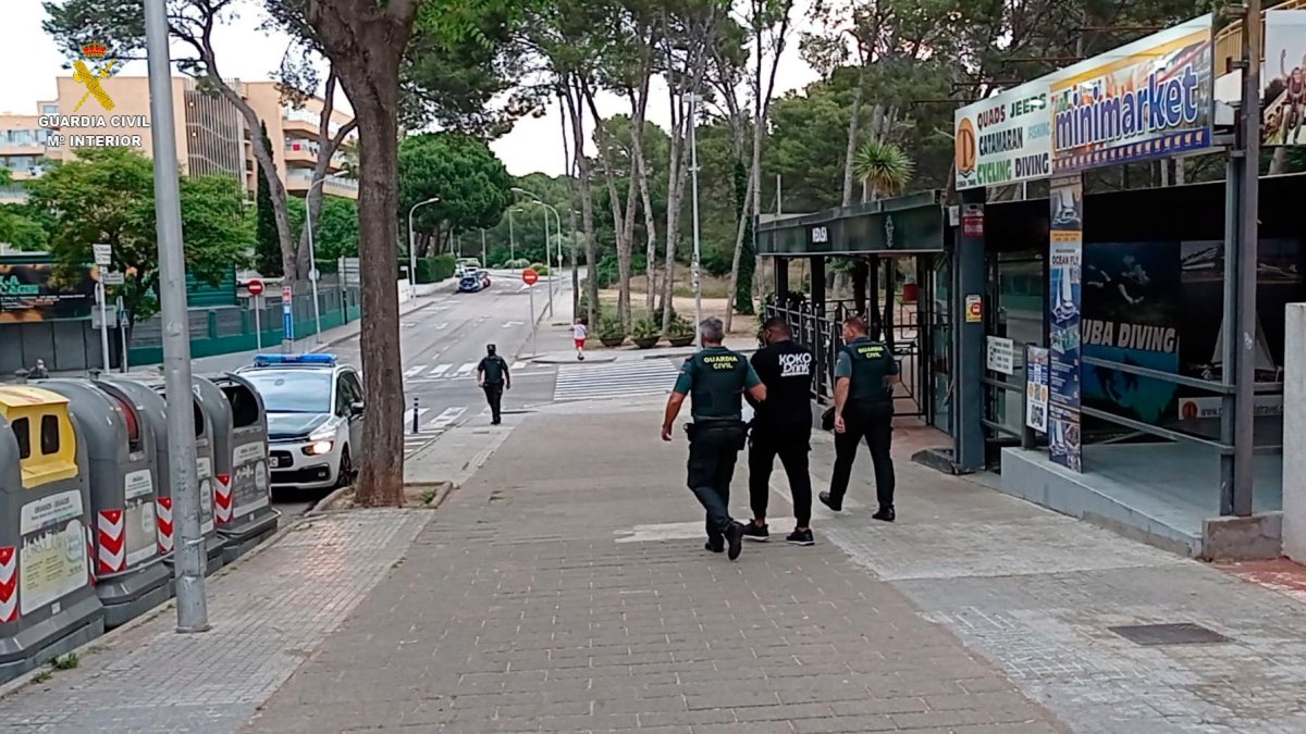Uno de los detenidos en la calle Amposta de Salou.