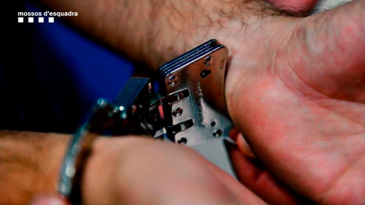 Un hombre con unas esposas en una imagen de archivo.