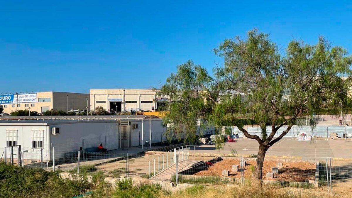 Los terrenos donde se ubicará el Institut de Roda de Berà, junto a los módulos empleados desde la apertura del centro.