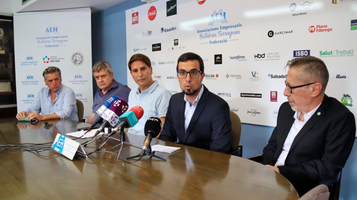El gerente del Patronat de Turisme de Tarragona, Víctor Franquet, con los empresarios del sector de apartamentos turísticos.
