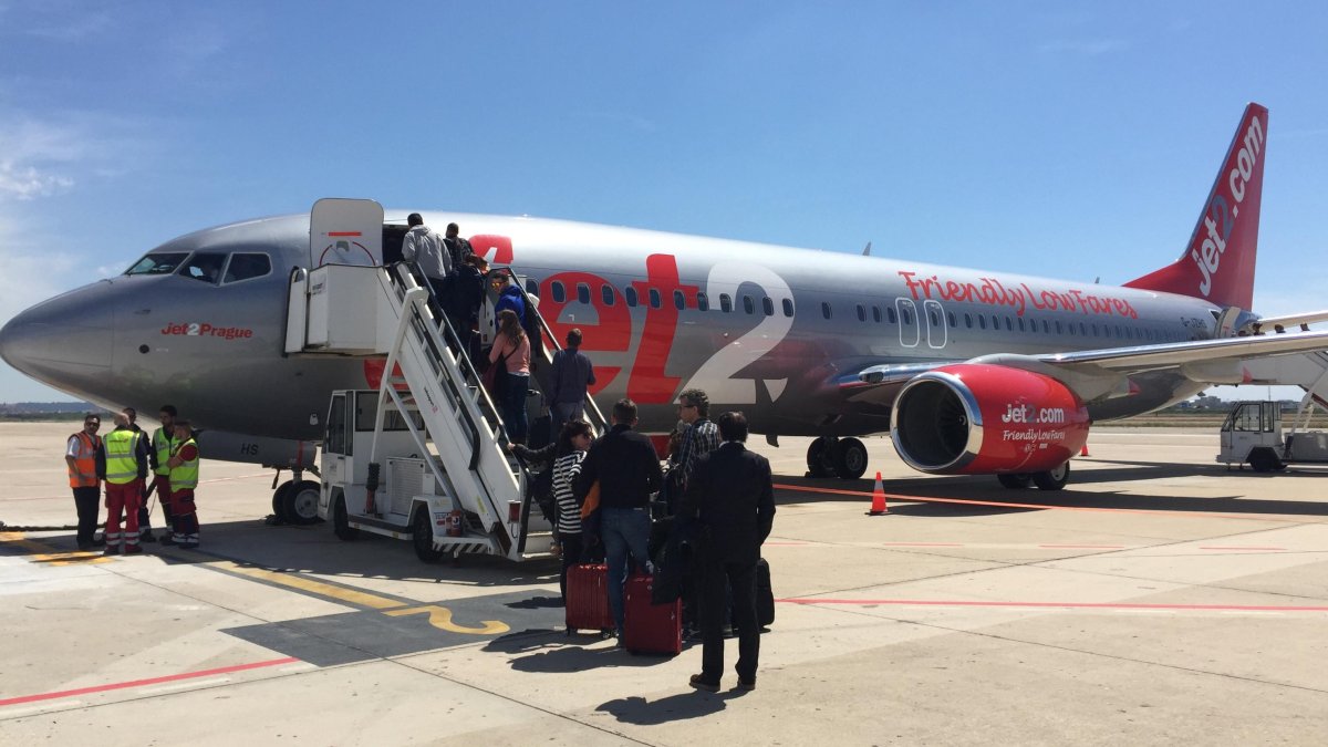 Unos pasajeros subiendo a un avión en el Aeroport de Reus.​