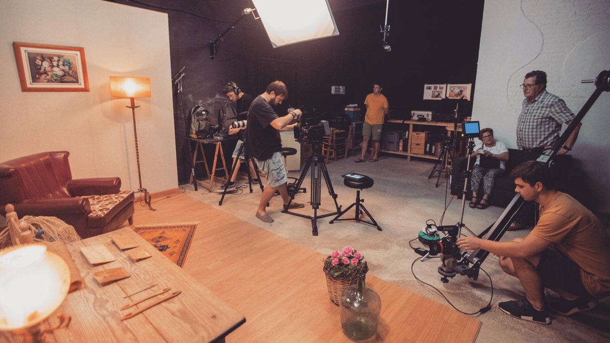 L'equip de Delta produccions treballant en el documental.