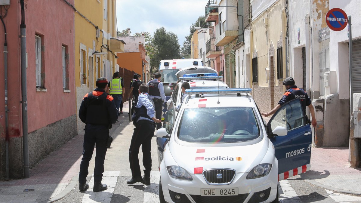 Imagen de archivo de una redada antidroga en uno de los pasajes de Sant Josep Obrer donde irá una cámara de seguridad.