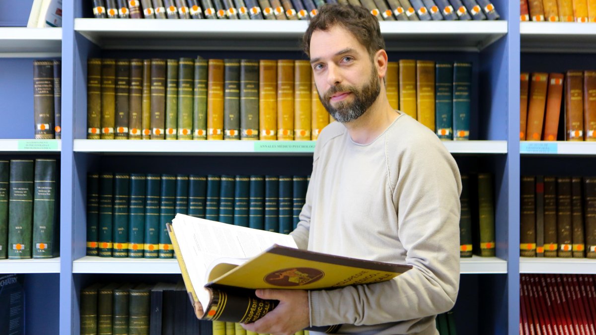 Pablo, en la biblioteca del Institut Pere Mata, donde se documenta para otra novela.