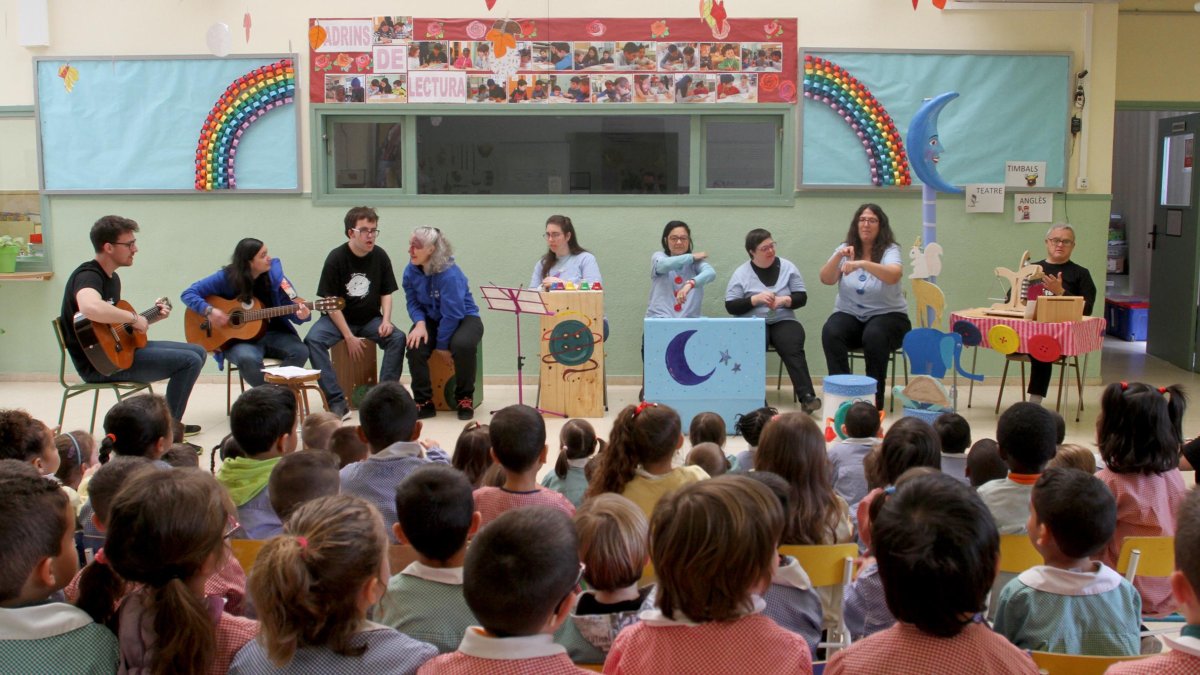 Los niños más pequeños de la Escola El Serrallo acogieron con suma atención al grupo.