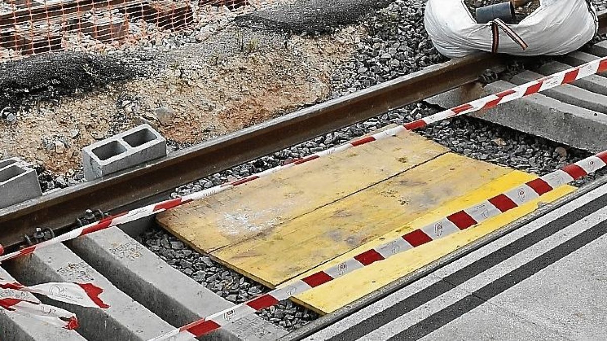 Imagen del socavón aparecido en la estación de trenes de Reus totalmente cubierto.