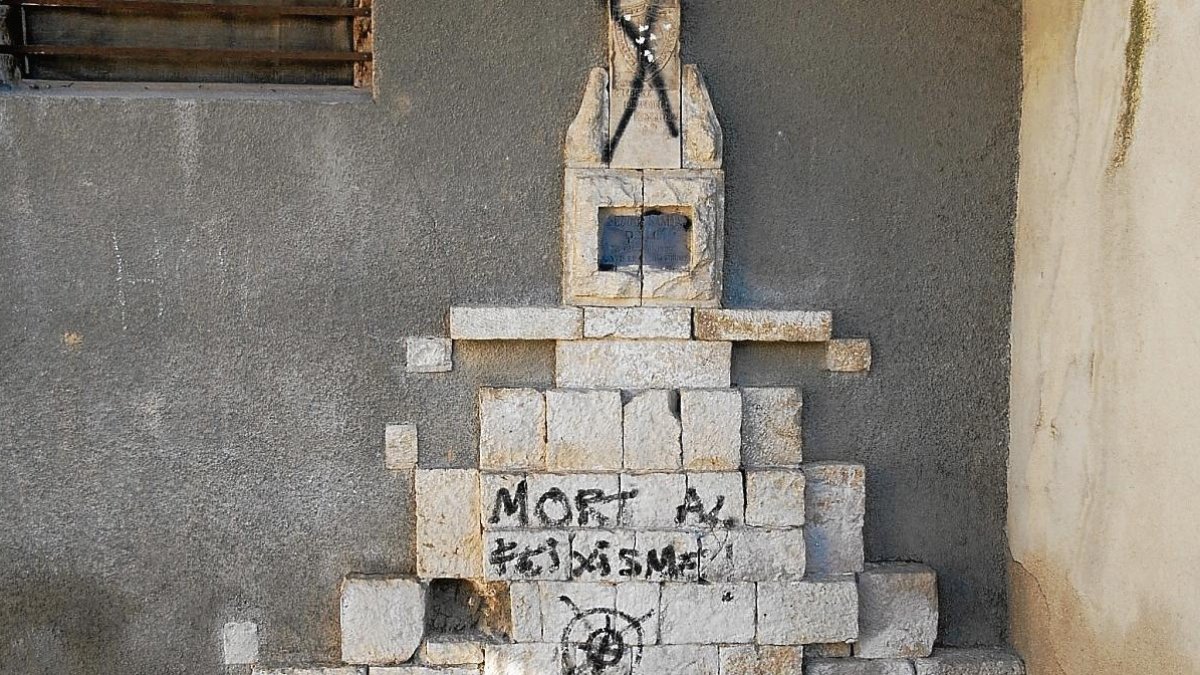 Imatge del monument, col·locat a la paret d’un habitatge particular, aquest divendres.