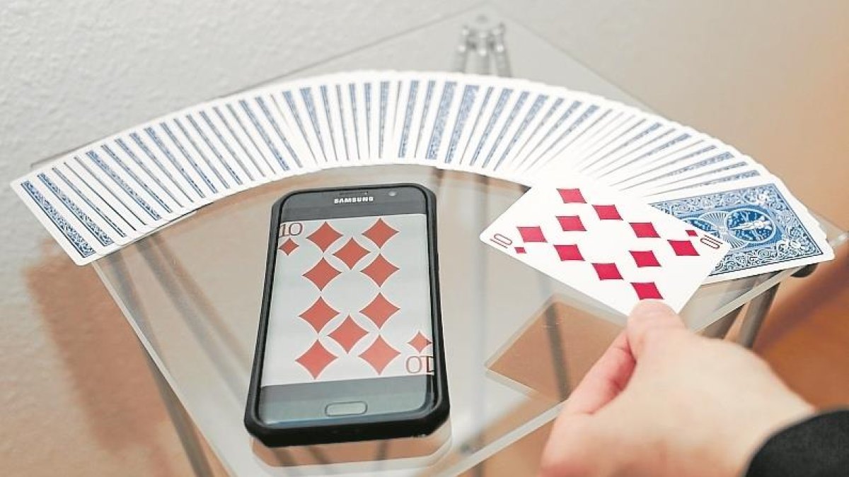 El WhastApp pren protagonisme. És el mitjà del qual es fa servir el mag per arribar al mòbil del seu interlocutor.