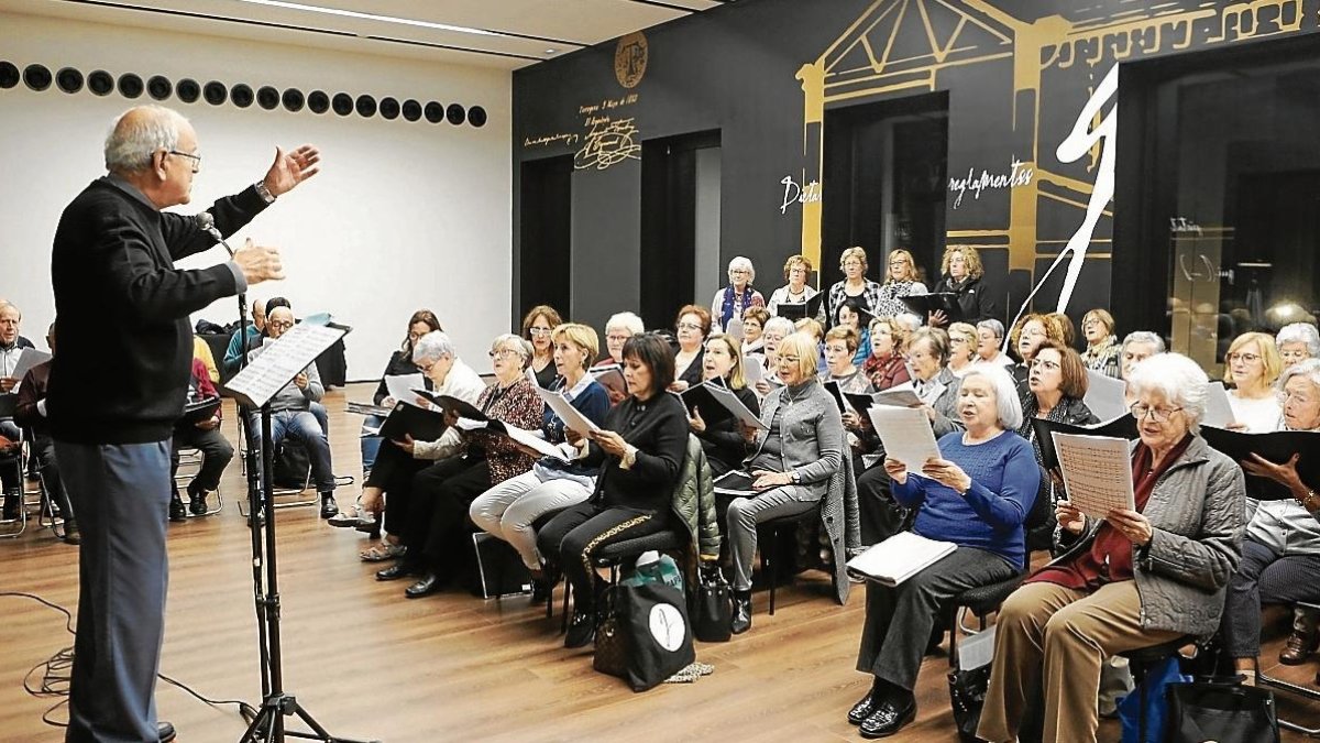 Assaig de l’Schola Cantorum dels Amics de la Catedral al Seminari amb la direcció de Miquel Barbarà.