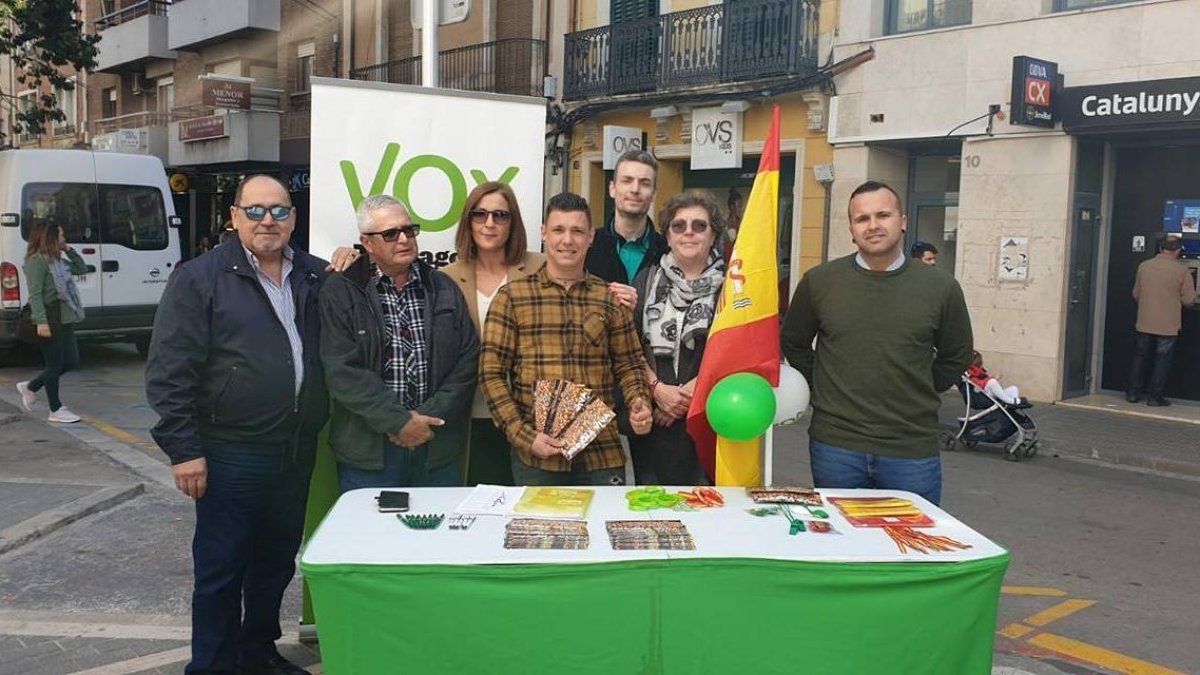 Una mesa de VOX en El Vendrell.