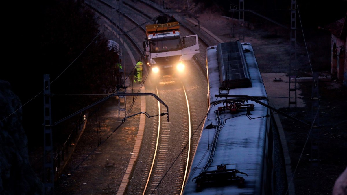 Un vehículo de los servicios de emergencias a primera hora de la mañana de este sábado en el lugar del accidente ferroviario.