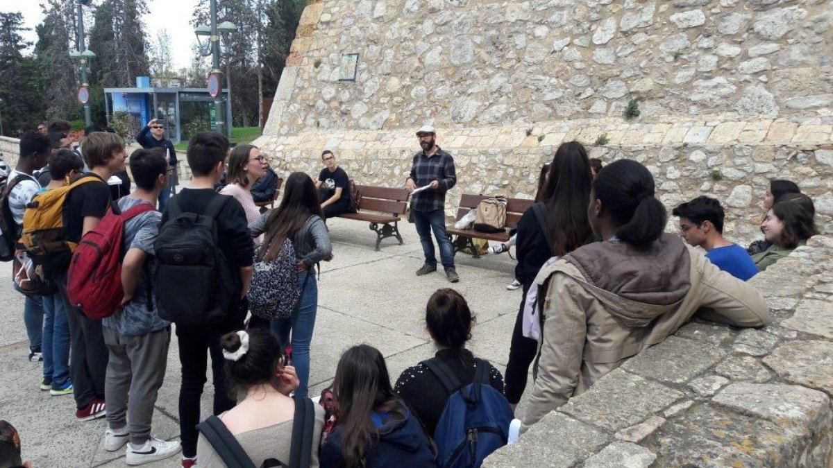 Los alumnos de la Escola Joan XXIII durante su parada en las Muralles.