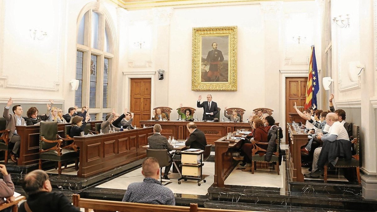 Imagen de una de las votaciones celebradas ayer por la tarde en el pleno del Ayuntamiento de Reus.