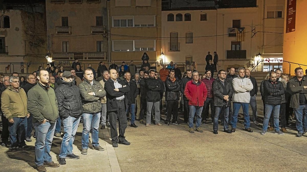 Imatge de la concentració celebrada aquest dimarts a la plaça de l’Ajuntament d’Alcanar.