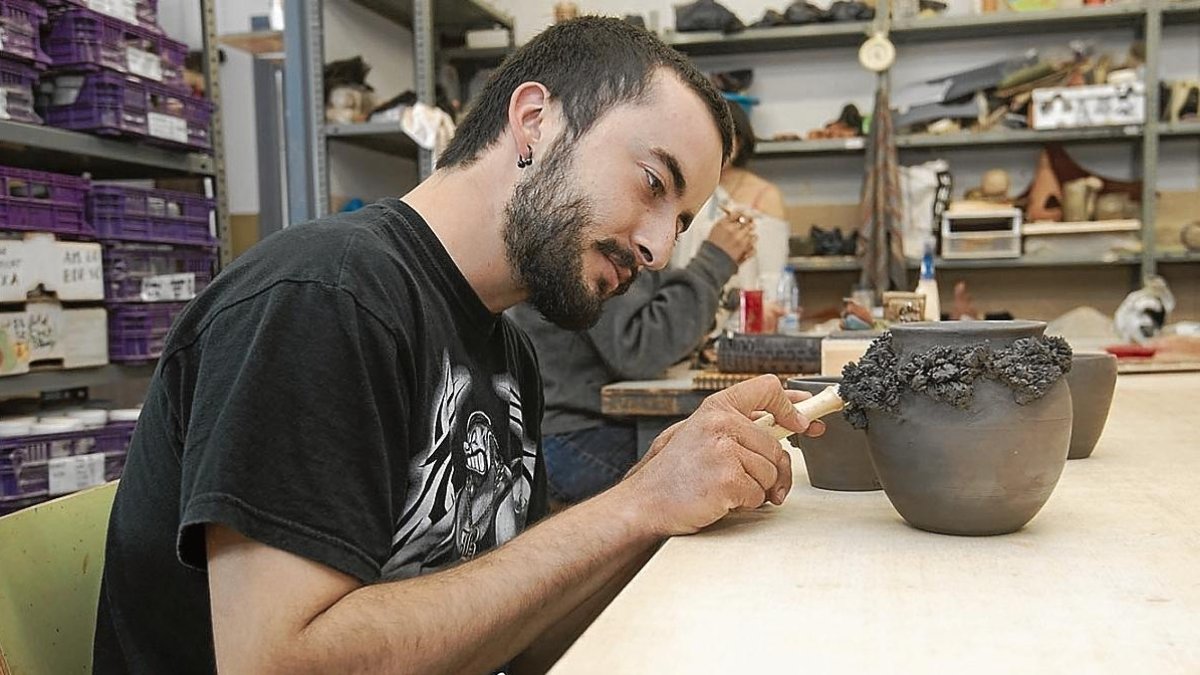 Imatge d’un dels alumnes de ceràmica de l’Escola d’Arts de Móra la Nova.