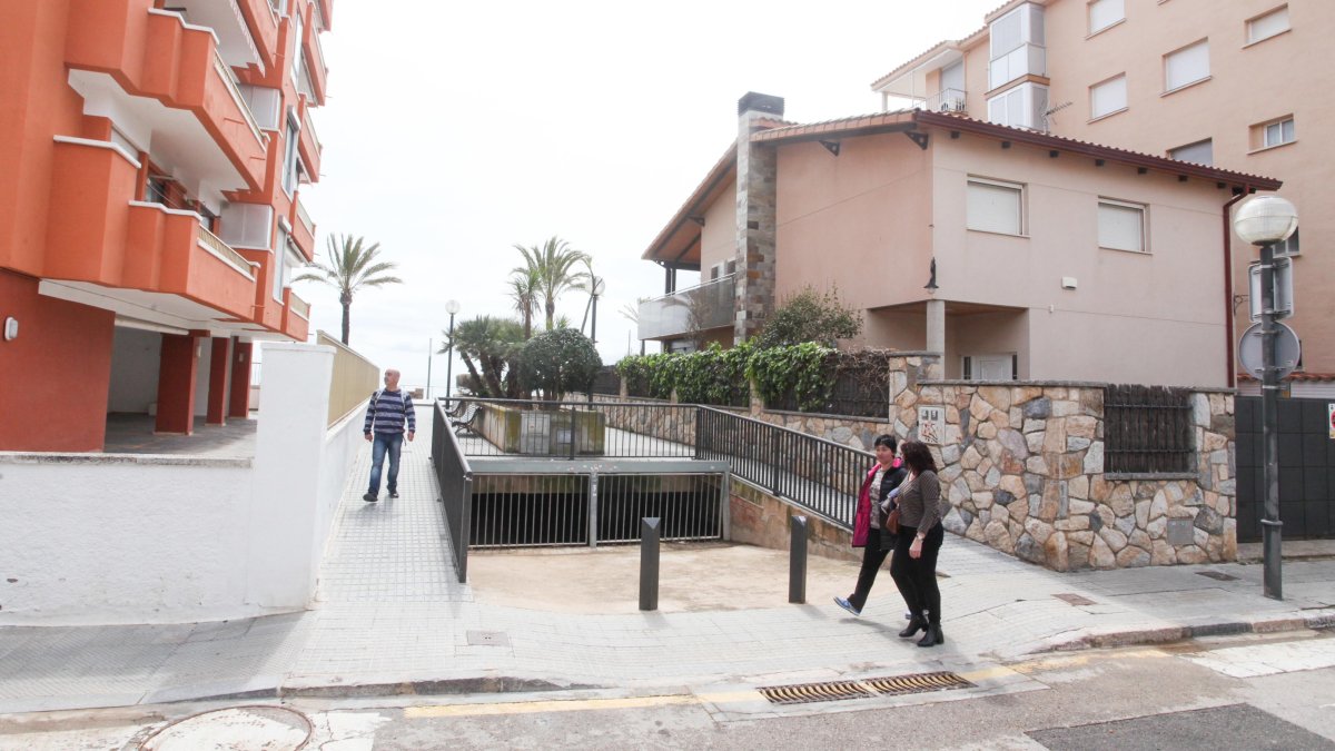 La calle A de Salou, en pleno barrio de La Salut, supone parte del trazado donde irá a desembocar la canalización del Barrnc de Barenys, ante el Passeig Miramar.