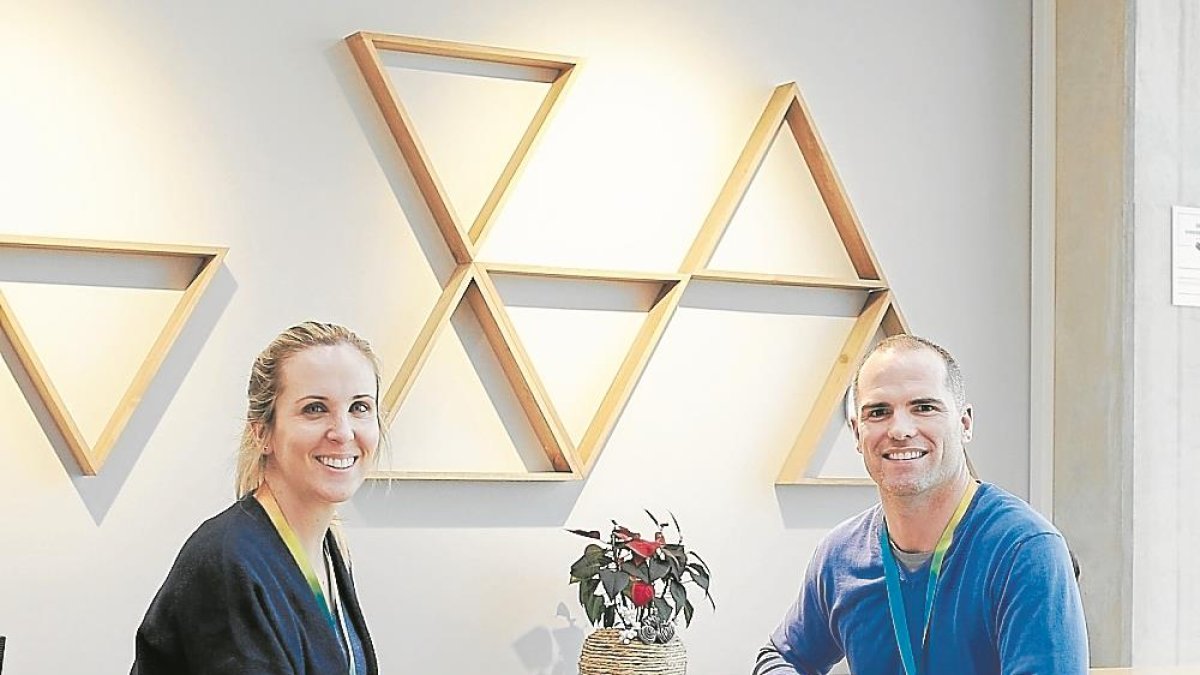 Mireia Calvet, la COO de la empresa, y Albert Prat, el CEO de la empresa en el interior de la empresa.