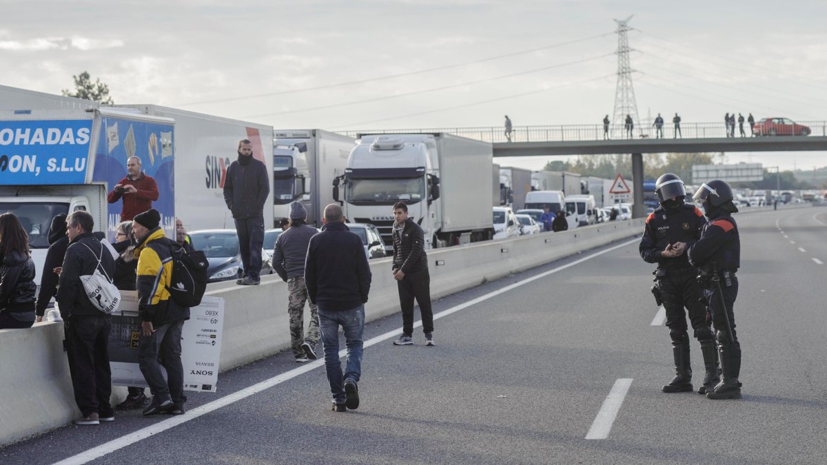 Un grupo de manifestantes cortan la autopista AP-7 en Borrassá cerca de Figueres (Girona), durante la jornada de huelga general