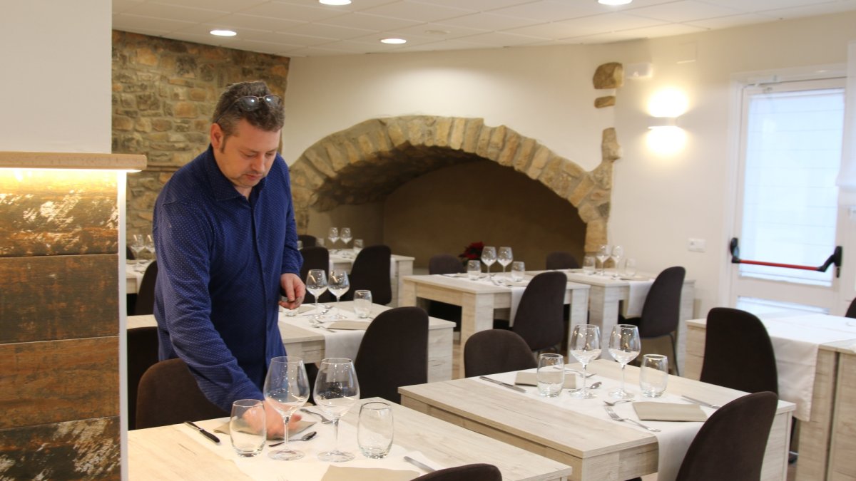 Imatge de Joan Carles Llaó al restaurant parant taula, ahir a la tarda.