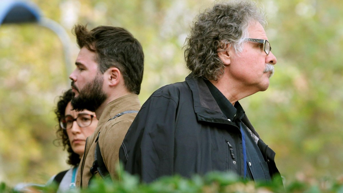 Los diputados de ERC, Gabriel Rufián y Joan Tardá a las puertas de la Audiencia Nacional, en Madrid.