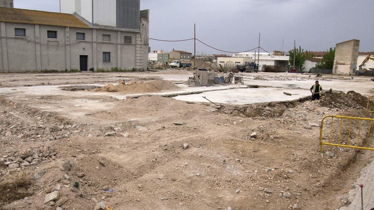 Imatge actual de l’espai on s’ha començat a construir la plaça de les Dones, i on antigament estava l’edifici de Mobles Delta.