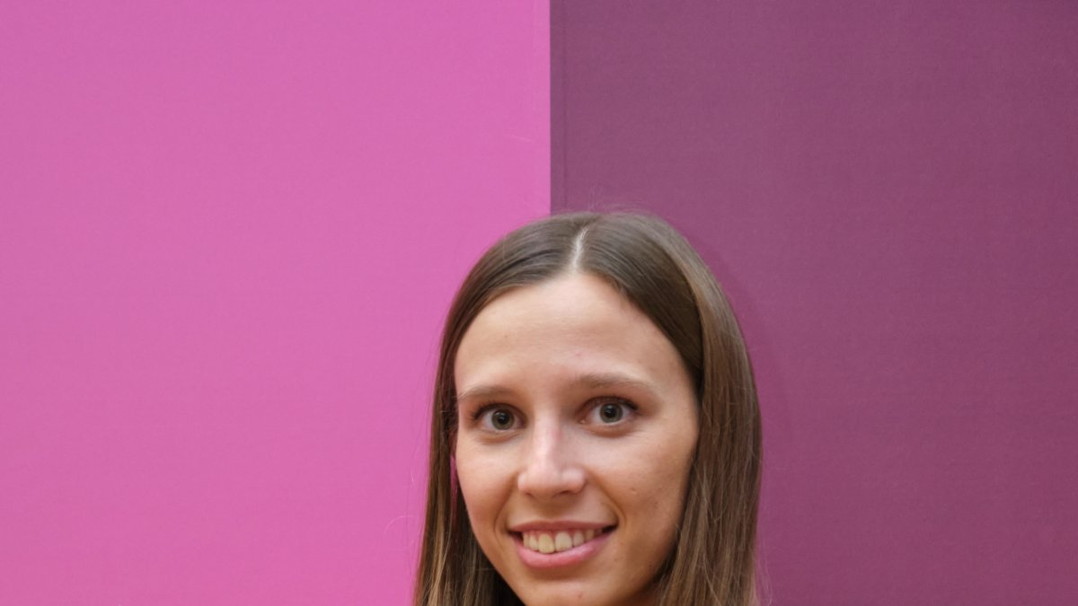 Belén Antón muestra la placa que acredita su premio.