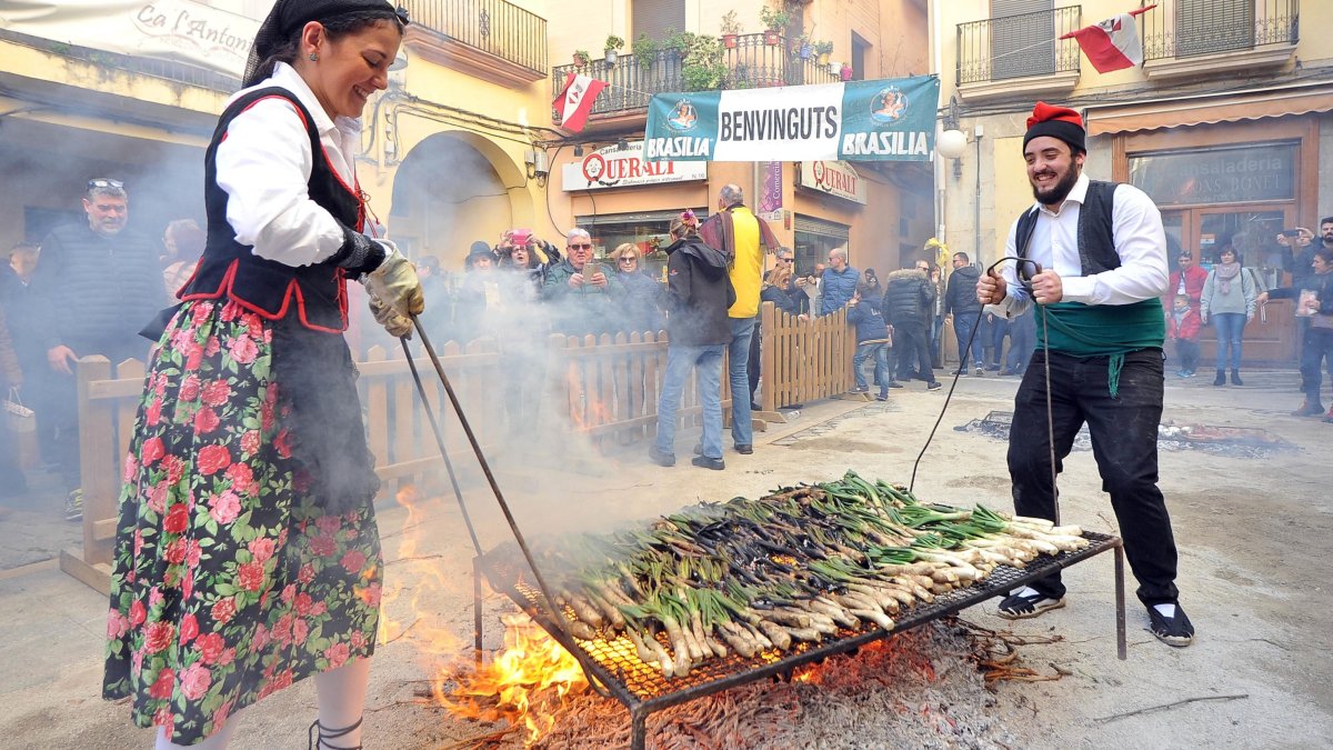 Imatge d’arxiu d’una de les demostracions de coure calçots a la graella, el dia de la Gran Festa de la Calçotada.