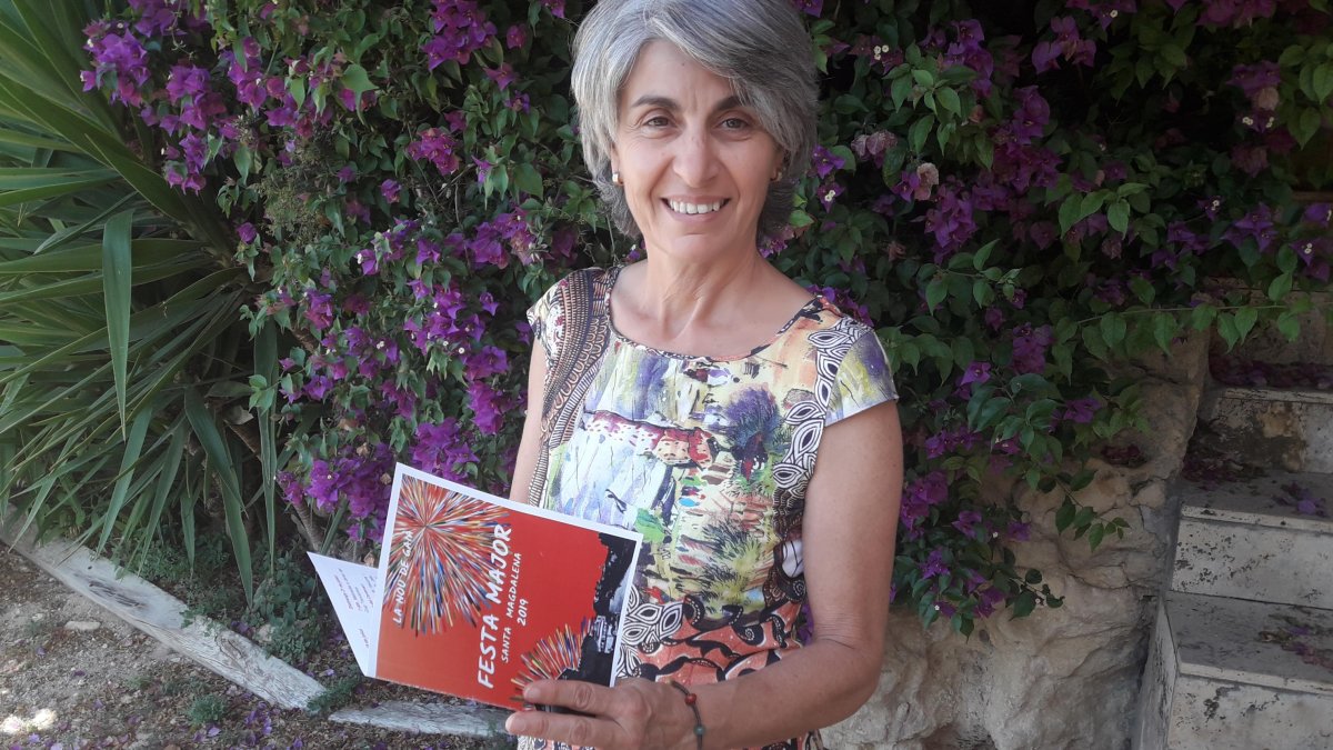 L’alcaldessa de la Nou de Gaià, Josepa Figueras, amb el programa de la Festa Major a la mà.