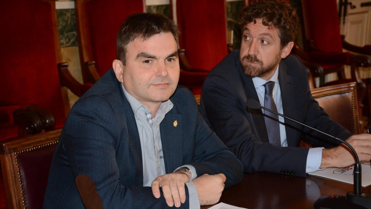 El president d’Aparcaments Municipals de Tarragona, Josep Acero (esquerra), i el gerent de l’empresa, Sergio Arts.