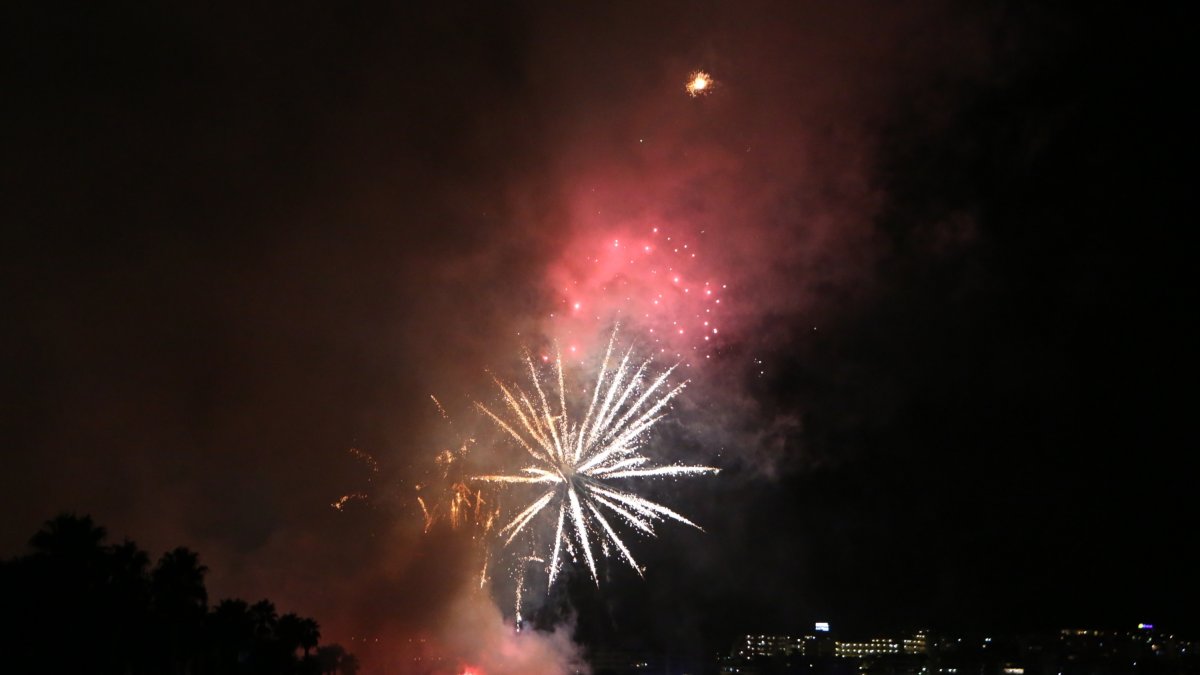 El estruendo de los fuegos artificiales se alargó durante 15 minutos y dejó ver formas y colores.