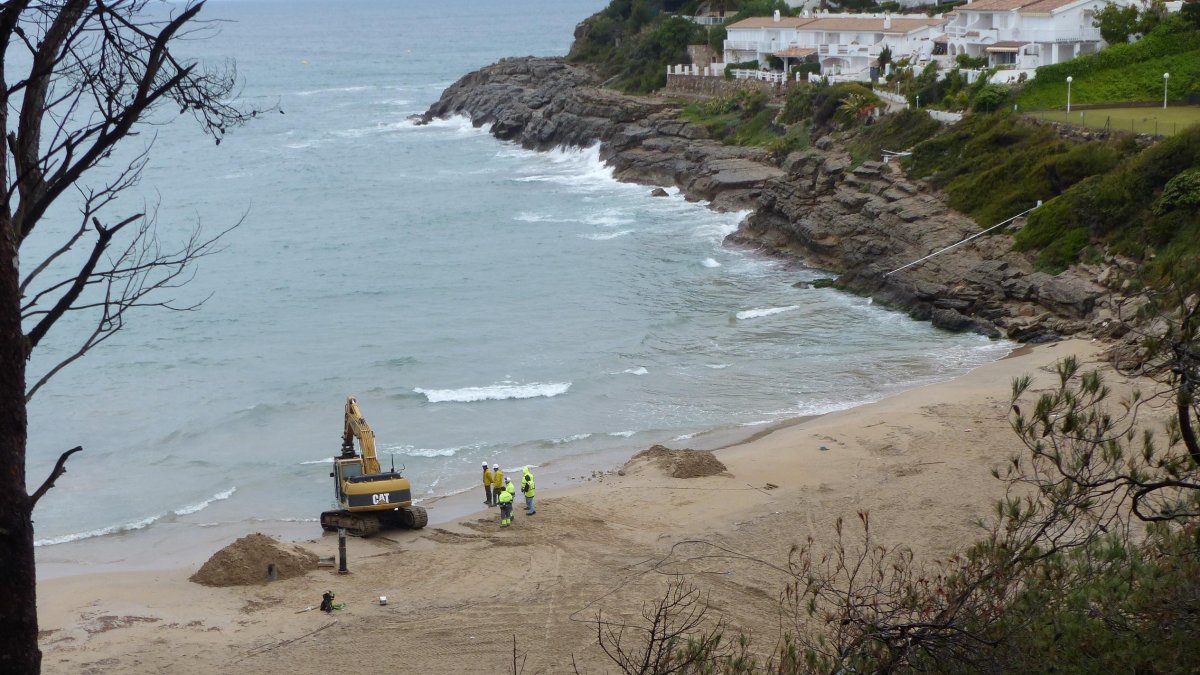 Aquest estiu ja s'han fet una part de les obres arrel de la urgència de reobrir la platja de Cala Crancs.