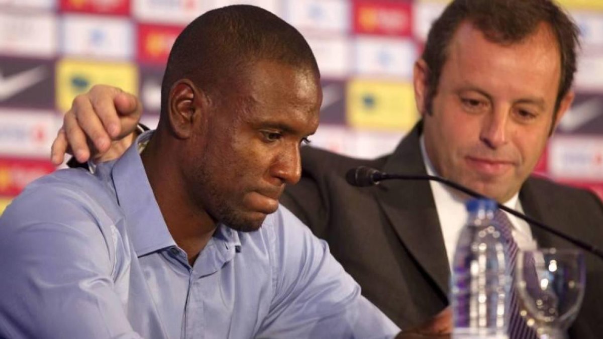 Imagen de archivo de Sandro Rosell junto a Eric Abidal. EFE