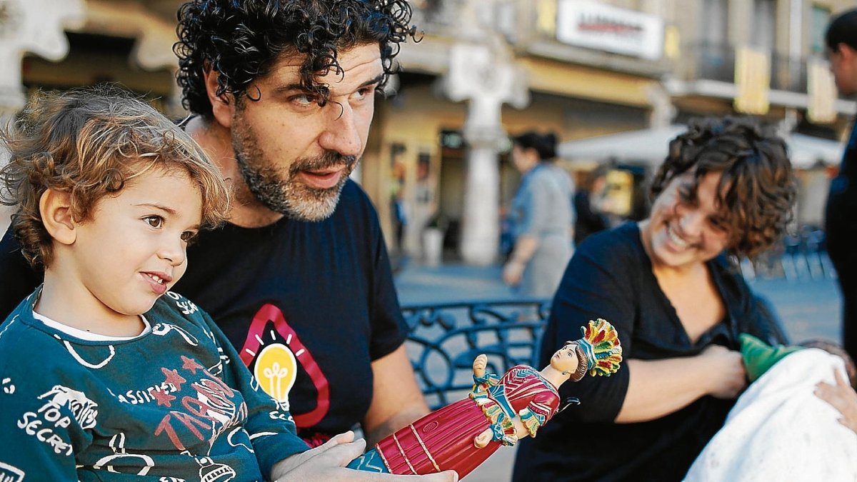 Carles y Anna, junto a sus hijos Guim y Queralt, de tan solo dos meses, en la plaza del Mercadal.
