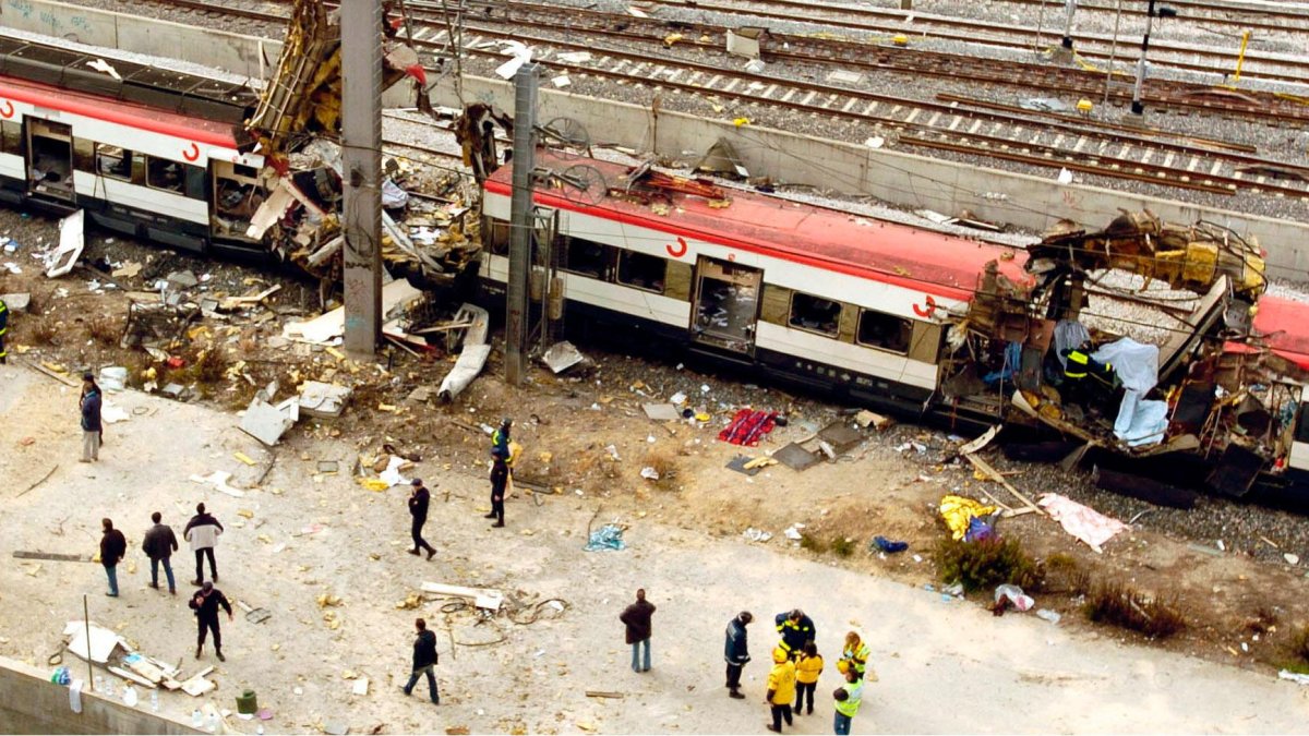 Vista general de la estación de trenes de Atocha tras las explosiones provocadas el 11 de marzo de 2004 por el terrorismo yihadista.