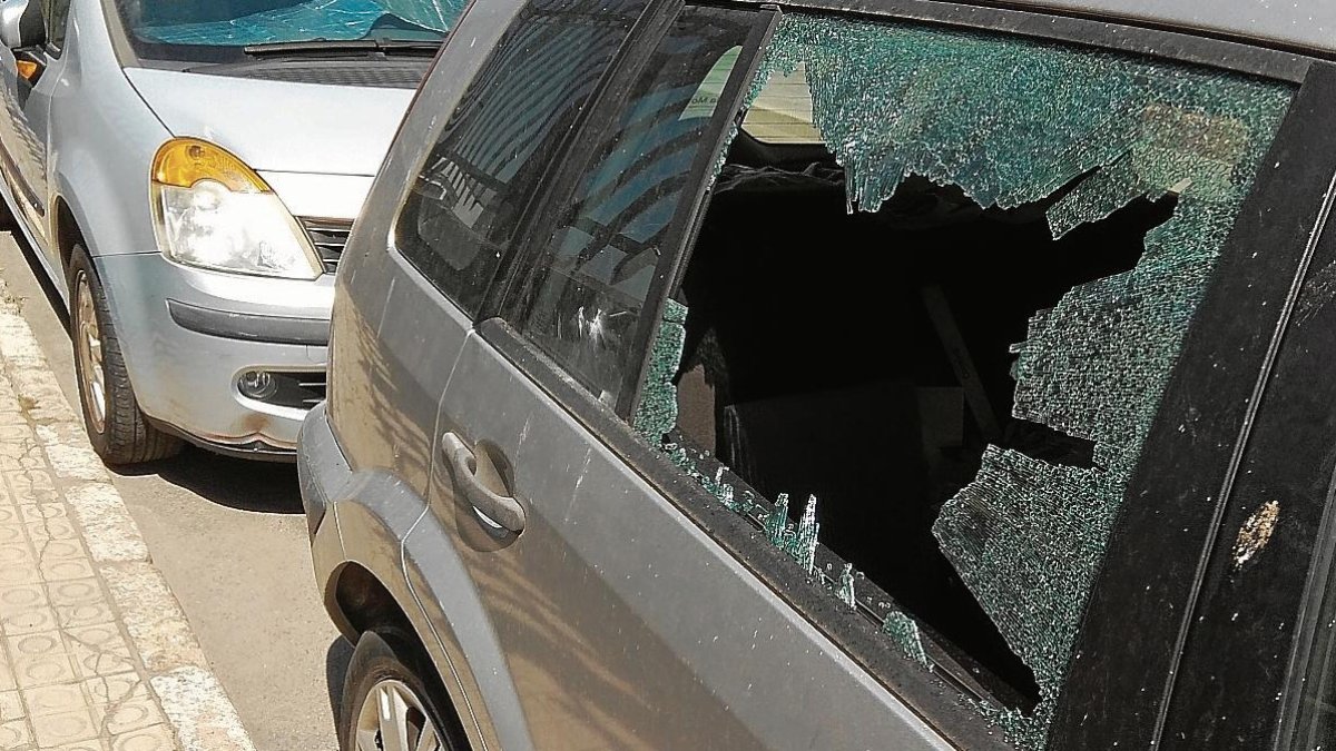Imagen de archivo de un turismo con el cristal roto.
